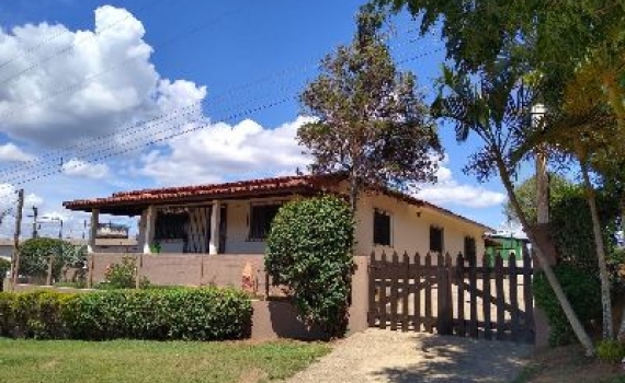 Vendo casa de três dormitórios com piscina e churrasqueira 