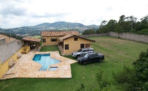 Vende-se chácara em Serra Negra 