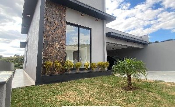 Casa nova a venda em Serra Negra