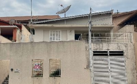 Casa no centro de Serra Negra SP