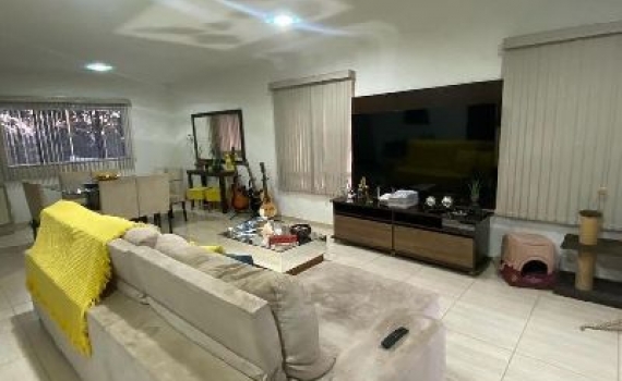 Vende-se casa com piscina 
