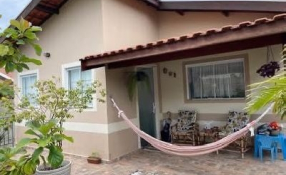Vende-se casa com piscina 