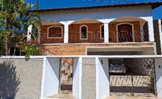 Vende-se casa com piscina 