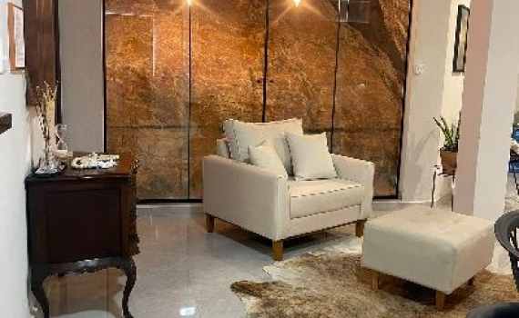 Vende-se prédio em Serra Negra 