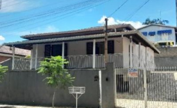 Vende-se casa de três dormitórios 