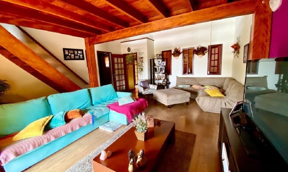 Casa com piscina e churrasqueira 