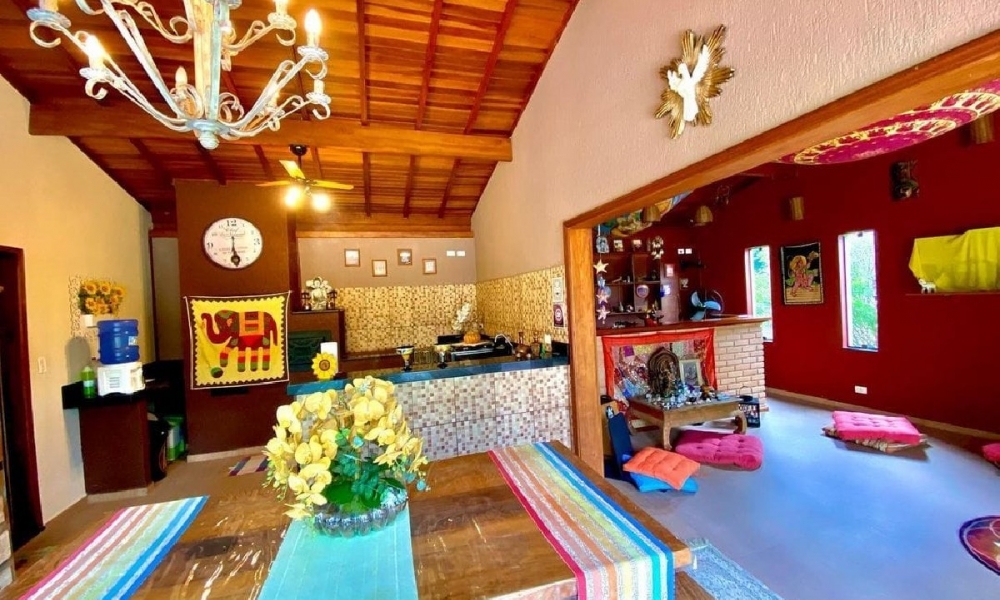 Casa com piscina e churrasqueira 