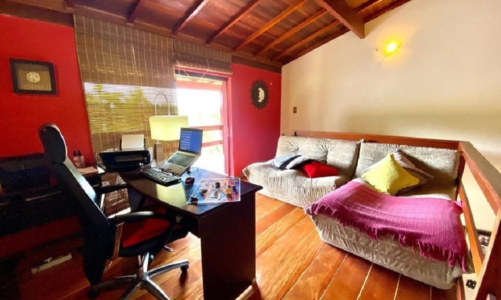 Casa com piscina e churrasqueira 