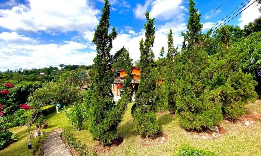 Casa com piscina e churrasqueira 