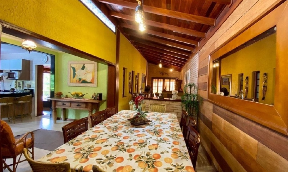 Casa com piscina e churrasqueira 