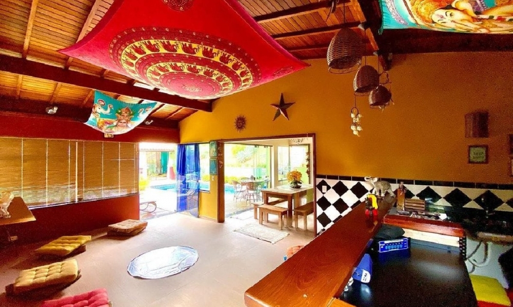 Casa com piscina e churrasqueira 
