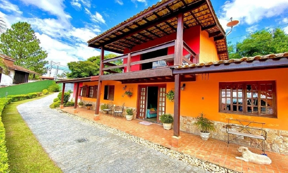 Casa com piscina e churrasqueira 