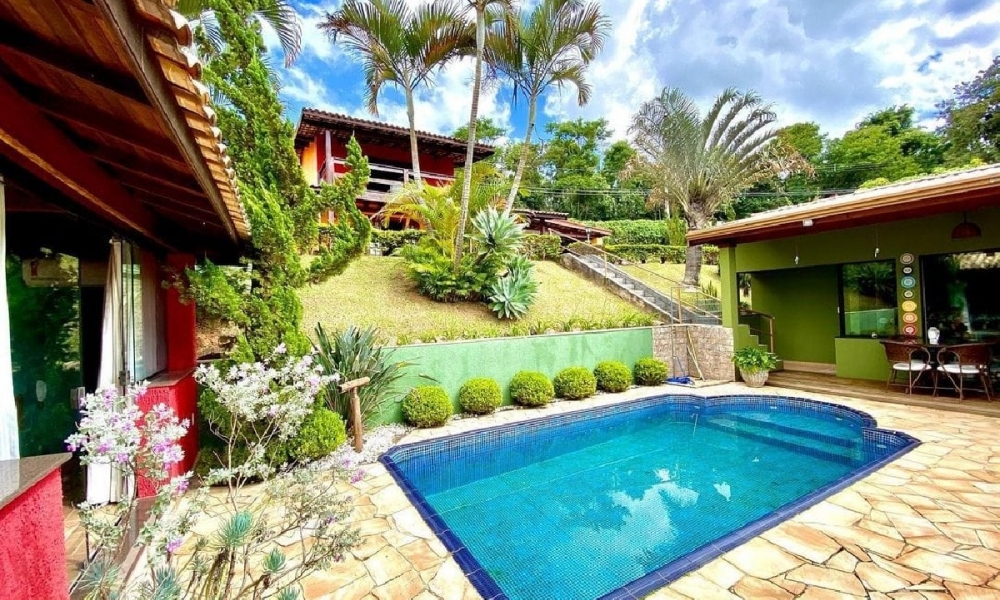 Casa com piscina e churrasqueira 
