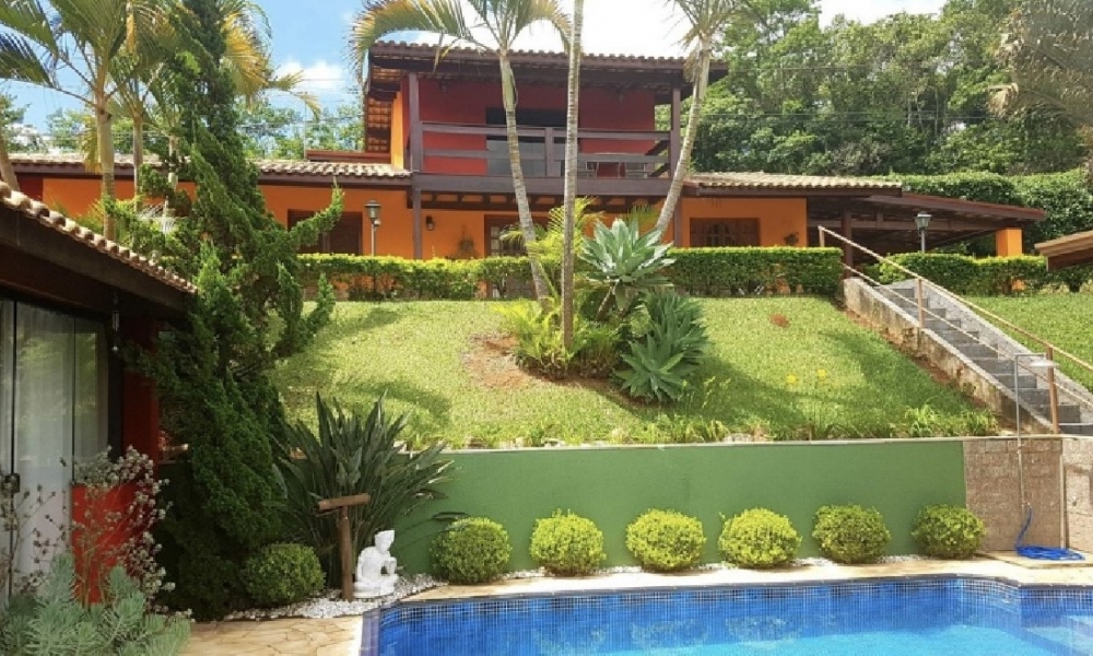Casa com piscina e churrasqueira 
