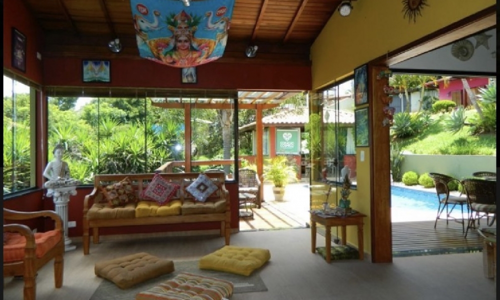 Casa com piscina e churrasqueira 