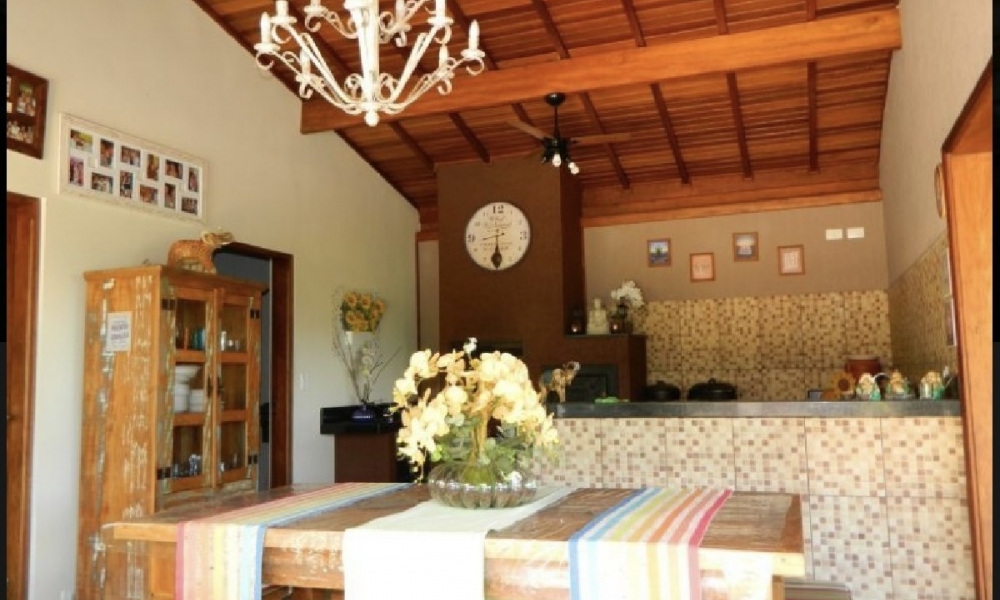 Casa com piscina e churrasqueira 