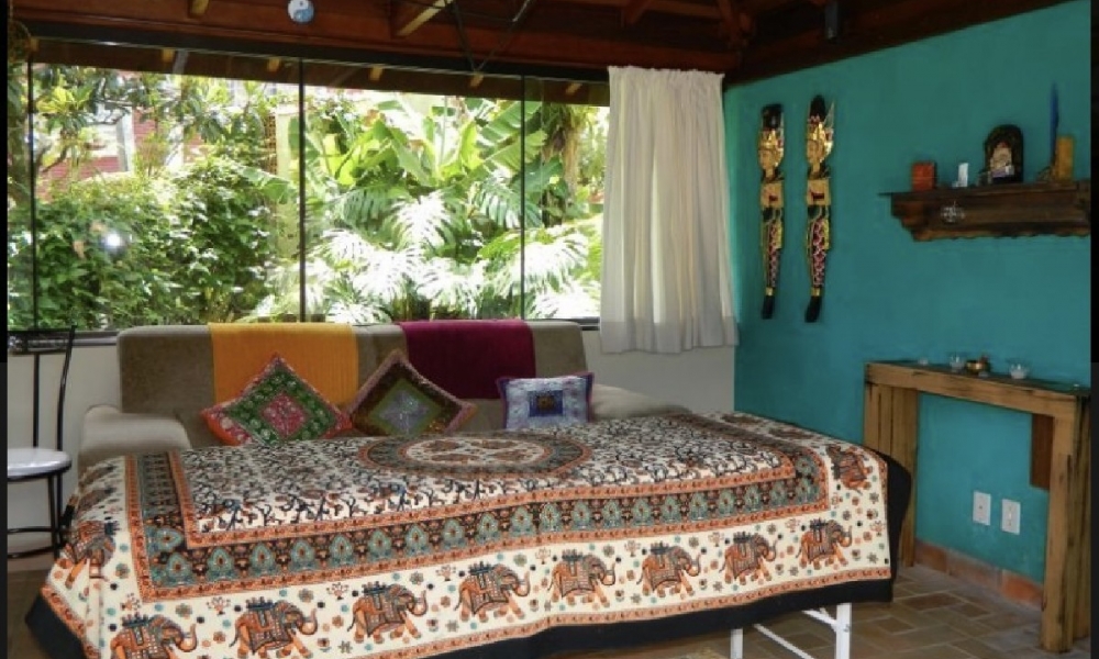 Casa com piscina e churrasqueira 