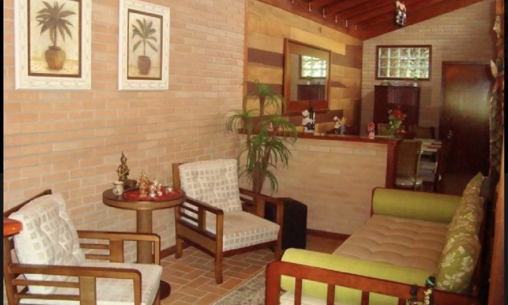 Casa com piscina e churrasqueira 