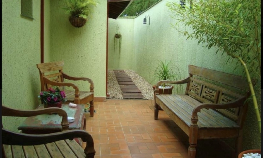 Casa com piscina e churrasqueira 