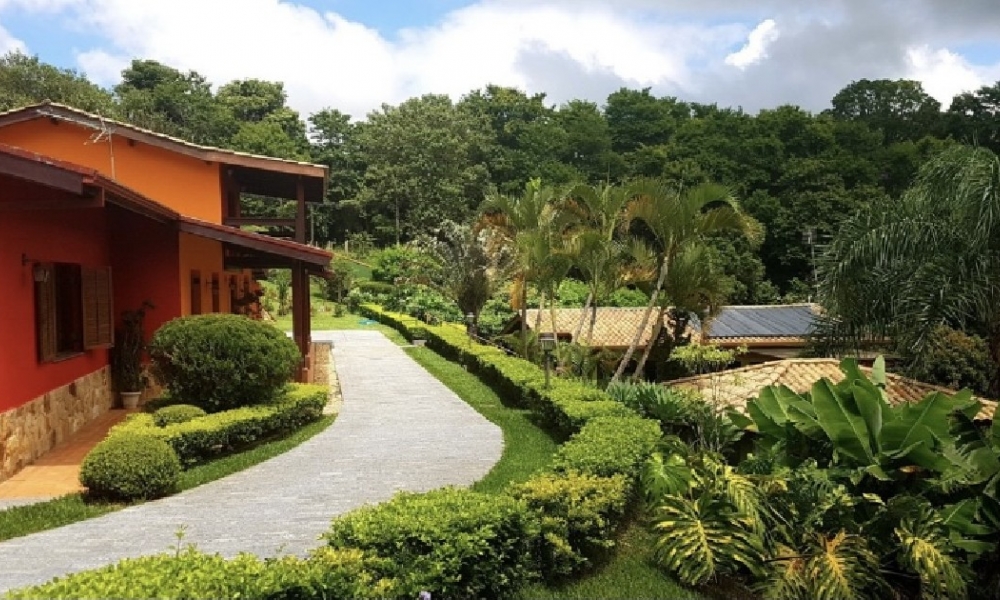 Casa com piscina e churrasqueira 