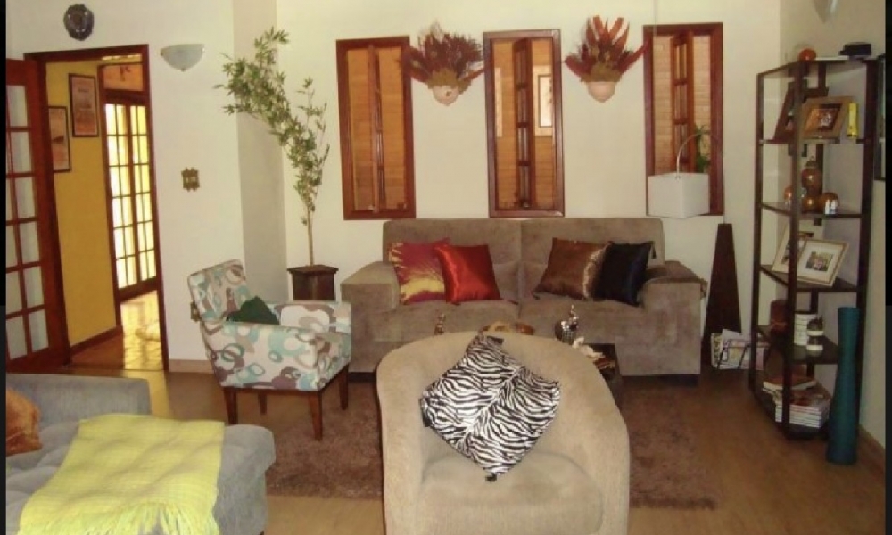 Casa com piscina e churrasqueira 