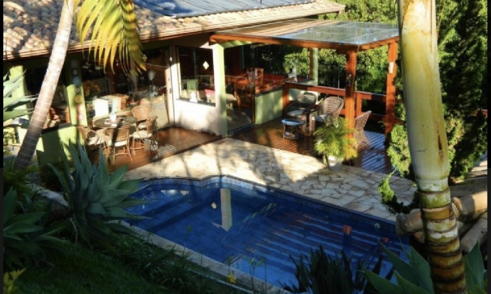 Casa com piscina e churrasqueira 