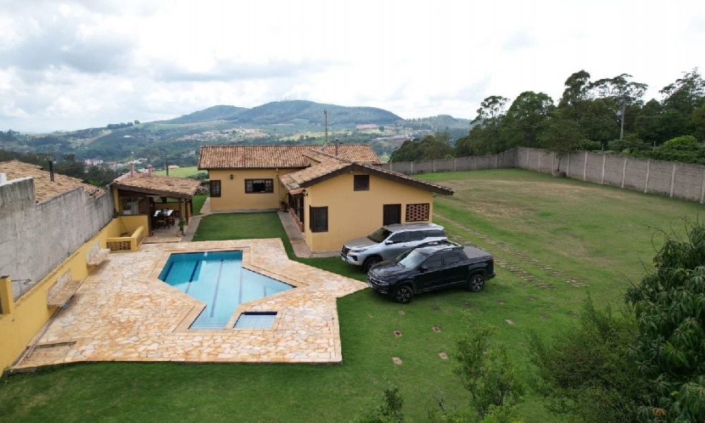 Vende-se chácara em Serra Negra 