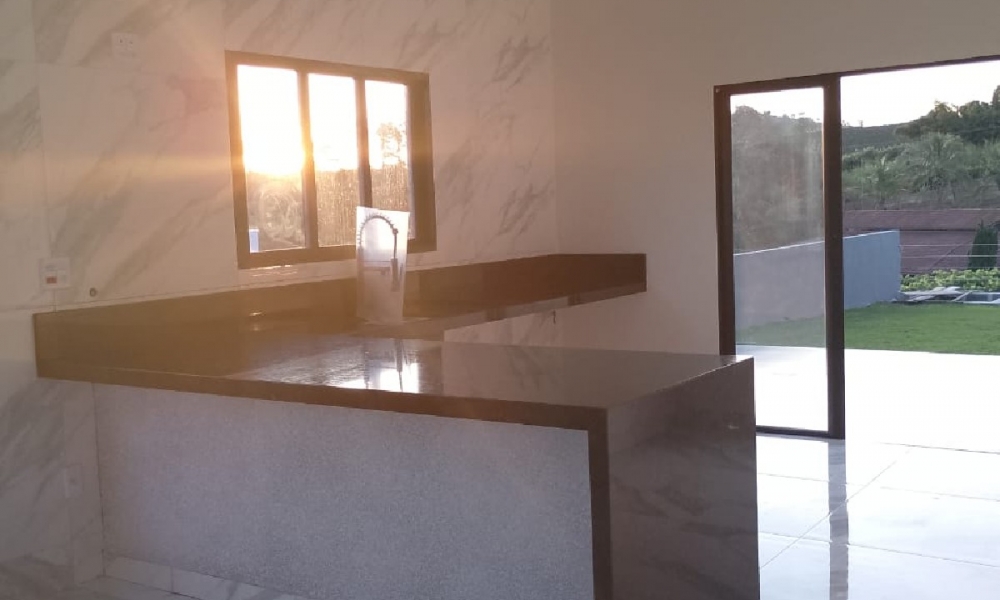 Casa nova a venda em Serra Negra
