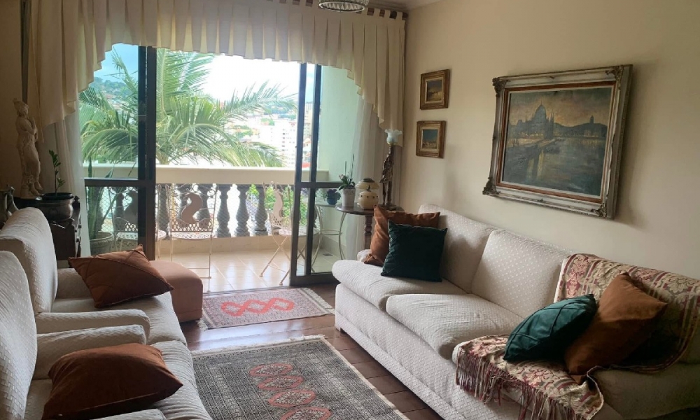 Apartamento de três dormitórios 