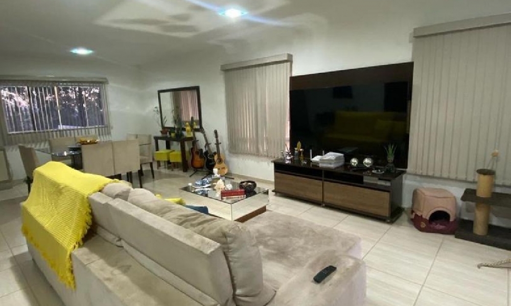 Vende-se casa com piscina 