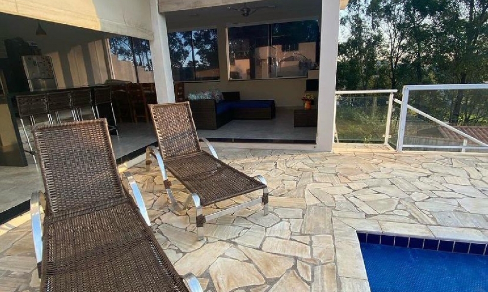 Vende-se casa com piscina 