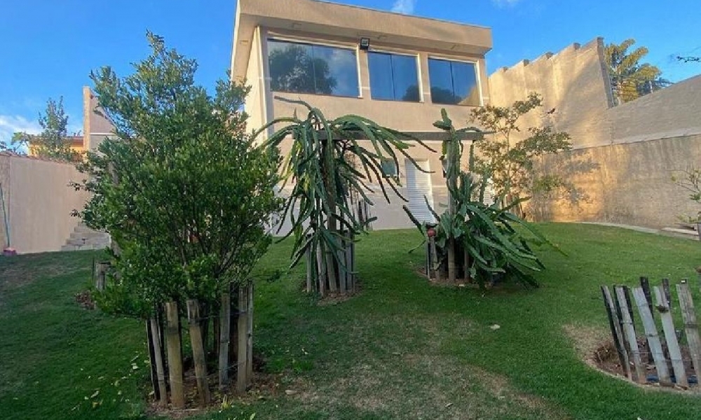 Vende-se casa com piscina 