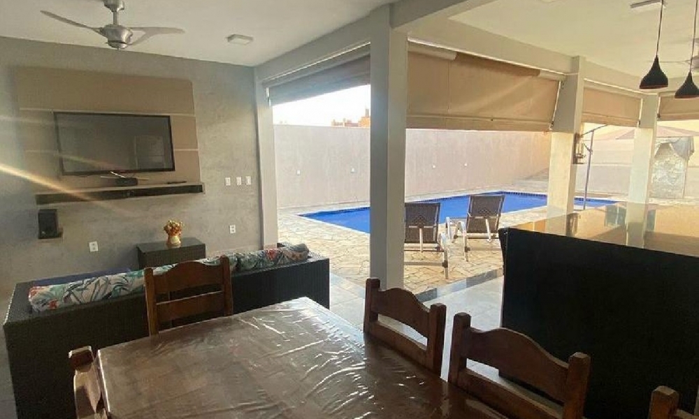 Vende-se casa com piscina 