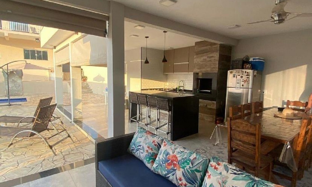 Vende-se casa com piscina 