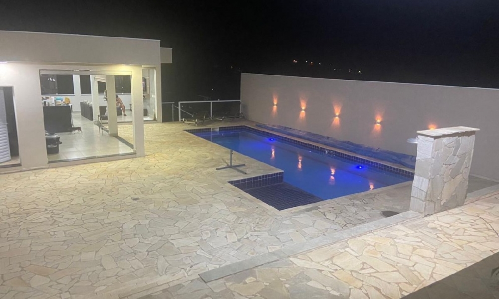 Vende-se casa com piscina 