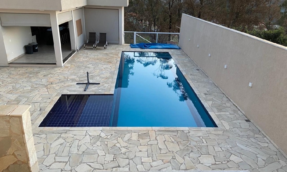 Vende-se casa com piscina 