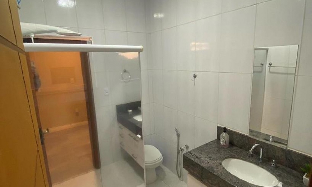 Vende-se casa com piscina 