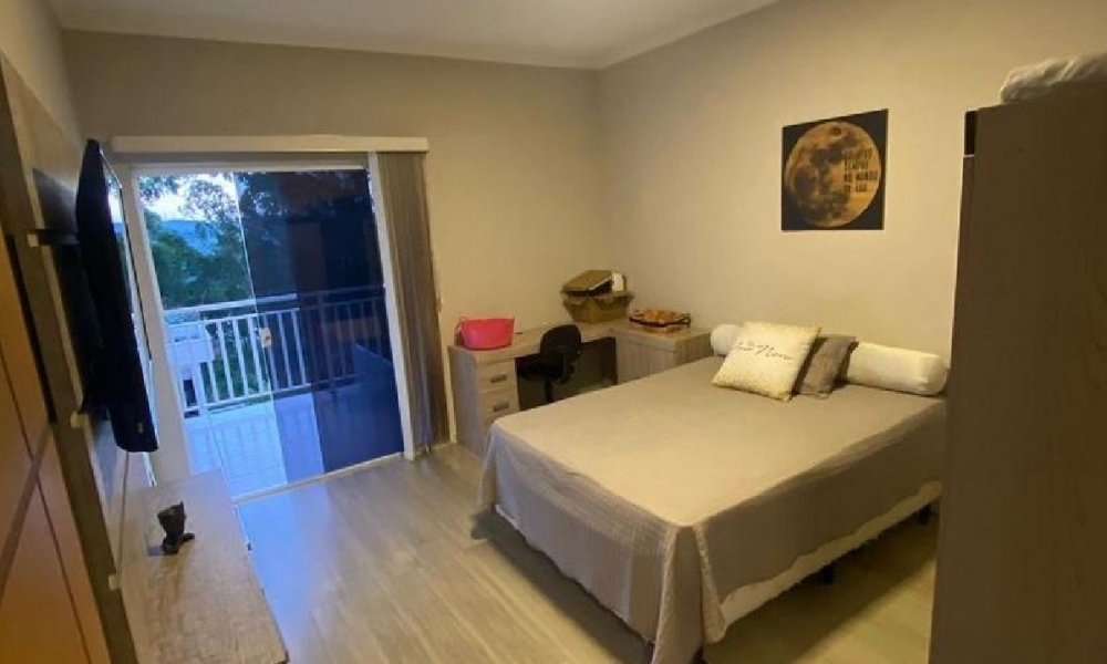 Vende-se casa com piscina 