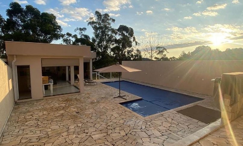 Vende-se casa com piscina 