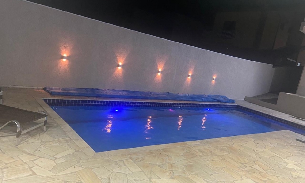 Vende-se casa com piscina 