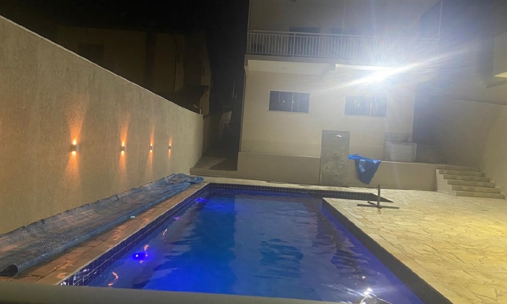 Vende-se casa com piscina 