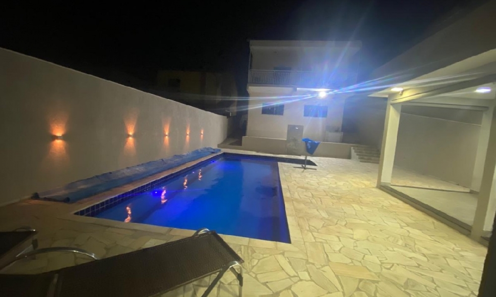 Vende-se casa com piscina 