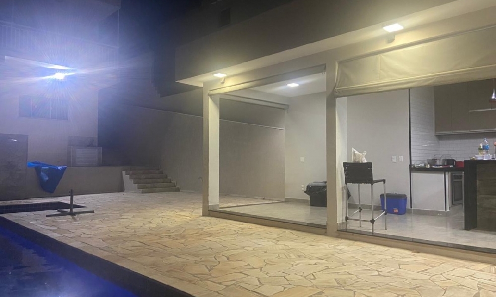 Vende-se casa com piscina 