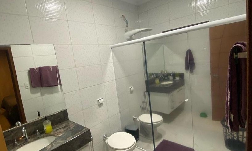 Vende-se casa com piscina 