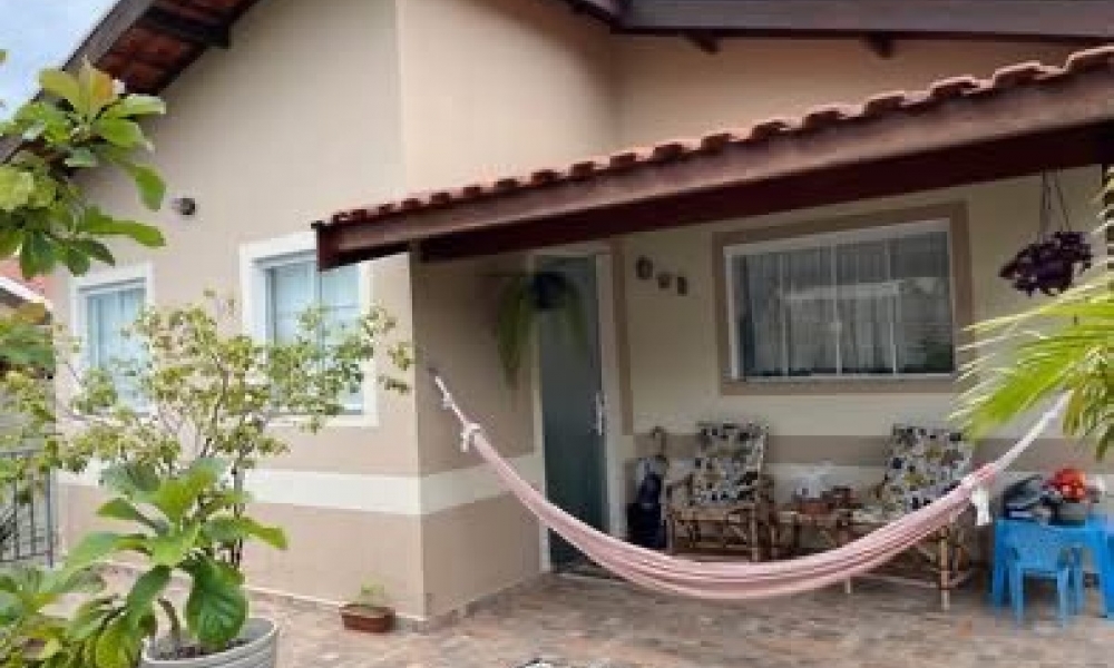 Vende-se casa com piscina 