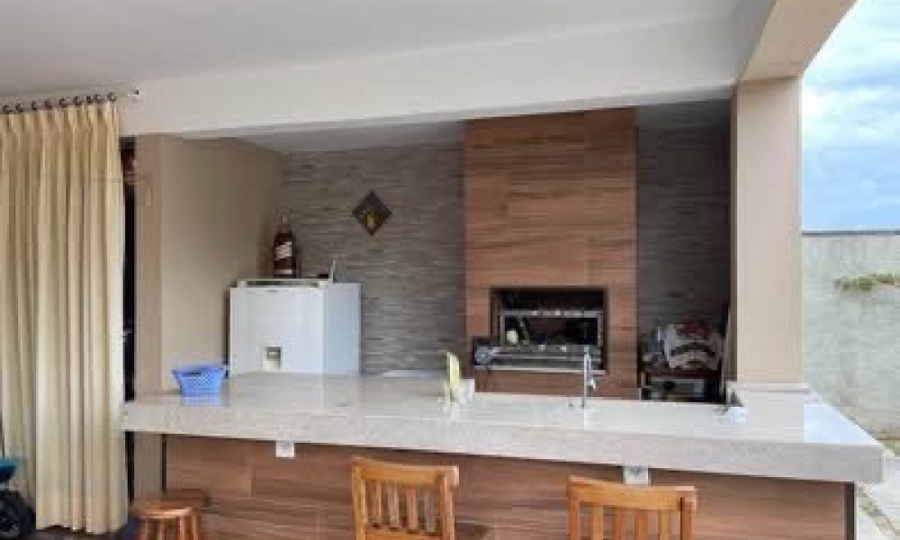 Vende-se casa com piscina 