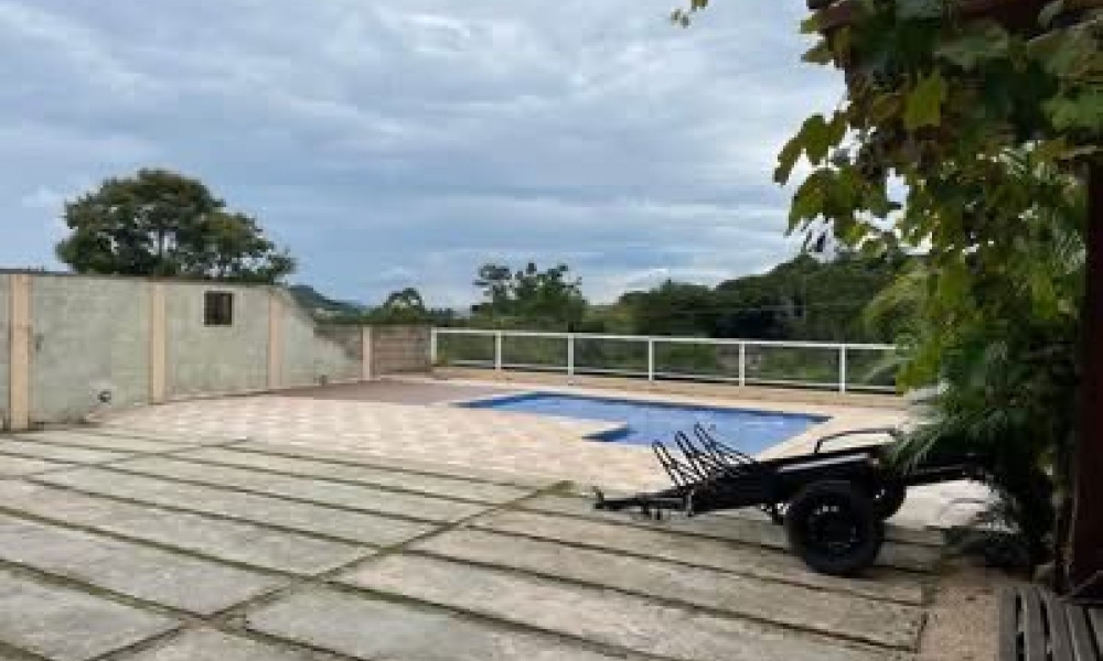 Vende-se casa com piscina 
