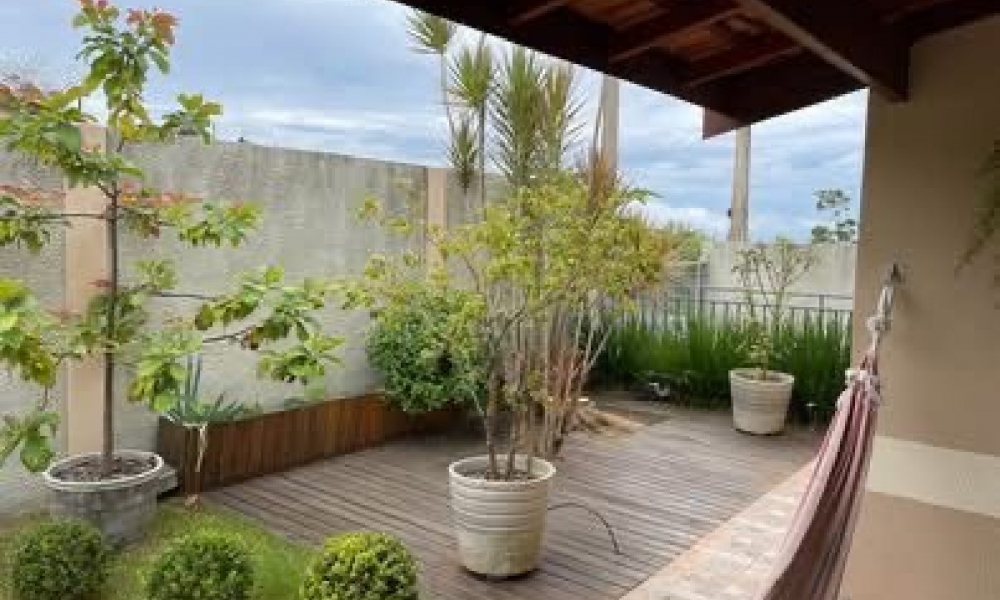 Vende-se casa com piscina 