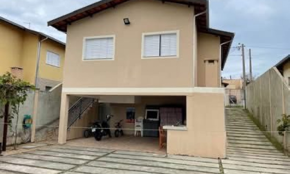 Vende-se casa com piscina 
