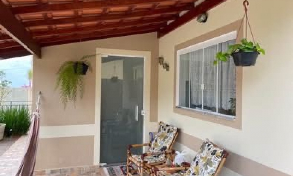Vende-se casa com piscina 